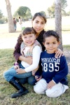 16012009
Alicia Jaime acompañada de sus pequeños Isabella y Ricky Ruiz Jaime.