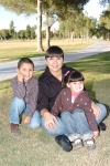 16012009
Alicia Jaime acompañada de sus pequeños Isabella y Ricky Ruiz Jaime.