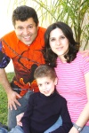 27012009
Andrés lució feliz en su cumpleaños junto a sus papás Tim Araiza y Patricia Lozano de Araiza.