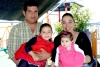 28012009
Paul Lozano y Claudia Hinojosa junto a sus hijitas Paulina y Stefany Lozano Hinojosa, en el festejo de cumpleaños de Luis Miguel Azpiazu
