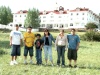 Familia Sánchez Gamboa frente al hotel de la película de miedo El Resplandor, Estes Park, Colorado.