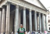 Leonel Hernández Afuera del Pantheon, Roma.