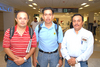 14092009 Alonso Cornejo Navarro, Heliodoro Mundo Hurtado y Leonel Barraza Ramírez en la sala de espera del aeropuerto.