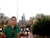 Javier Gzz en la estación de tren de Magic Kingdom dentro de Walt Disney World Flrorida