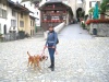 Paty Secenas con sus perros Tili y Lio en el bello pueblo de Gruyere, en Suiza
