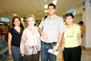 05102009 Gloria, Enriqueta, Armando y Gloria, en la sala de espera del aeropuerto.