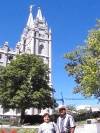 Sra. Ma. Guadalupe Martinez y Alberto a. Castañeda de vacaciones en el templo Mormon de Salt Lake City Ut.
