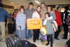 01022009  Ángela Anchondo llegó de Alemania y fue recibida por sus familiares.