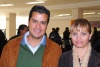 09022009 Ricardo Cervantes y Eva Padilla llegaron a Torreón procedentes de la Ciudad de México.