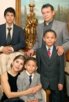 08022009 Los cumpleañeros junto a sus hijos Christian, Alan y Ramsés Rivas.