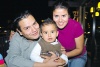 08022009 Isabella en la compañía de sus papás Ricardo Rojas Salazar y Maru Quintero Olivares.