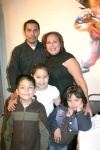 14022009 José Ruiz, Aideé Medina de Ruiz, Cassandra y Lesly Ruiz, junto a Jeremy Alonso Ruiz, quien cumplió siete años de edad.