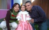 14022009 Princesa. Hana en la compañía de sus padres, Nancy de la Torre y Humberto Bertahud, que le ofrecieron una linda piñata llena de sorpresas y diversión.