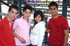 14022009 Tite Estrada, Miguel de la Torre y Andrea Aguirre, amigos y compañeros del colegio.