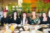 Brenda Monárrez celebra entre amigas
Irma Subealdea, Ana María de Fernández, Brenda Monárrez, Silvia Muñoz y Carmen Lomelí.