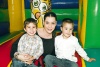 Ani García con sus pequeños Daniel y Luis Genaro.