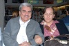 18022009 Jaime Hernández y Victoria Romo de Hernández captados en la sala de espera del aeropuerto.