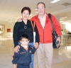 18022009 Jaime Hernández y Victoria Romo de Hernández captados en la sala de espera del aeropuerto.