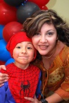 21022009 El pequeño Víctor en la compañía de su mamá, Aideé Hidrogo Morán, durante la divertida piñata celebrada por su cumpleaños donde vistió como el Hombre Araña.