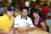 21022009 Luis Gerardo Aguilera, Carlos Manuel Medina y Nidia Argelia González, en un día de visita al centro comercial.