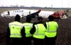 Nueve personas murieron y más de 50 resultaron heridas cuando un avión de Turkish Airlines con 135 personas a bordo cayó en un campo y se partió en tres pedazos al intentar aterrizar en el aeropuerto internacional de Amsterdam, dijo el alcalde local.