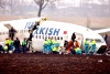 La televisión holandesa transmitió imágenes en las que policías y socorristas se arremolinaban alrededor de la aeronave destrozada mientras varias ambulancias llegaban y salían a toda prisa del lugar.