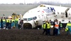 Un motor casi intacto quedó cerca del avión en un terreno fangoso y el otro, muy dañado, estaba a unos 200 metros, dijo un fotógrafo de la AP desde el lugar.