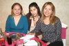 25022009 En convivio. Sugey de la Rosa, Iris Jesabeth Medina y Gabriela Díaz Hernández, durante la agradable reunión.