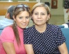 26022009 Paty Salum y su mamá Mayela Castillo, en espera de visitas que llegan a Torreón.