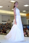 26022009 Delicado vestido de novia de fina tela se exhibió esa tarde.