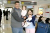 27022009 Édgar Silva viajó a España y lo despidieron sus familiares y amigos.