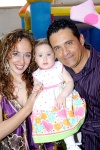 27022009 Piñata. Regina junto a sus padres Lorena  de Pedroza y Arturo Pedroza , que le organizaron una merienda.