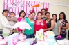 01032009 Familiares y amigas acudieron a felicitar a Eneida y le llevaron muchos regalos para su bebé.