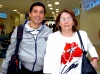 03032009 Bienvenido. José Carlos Ramírez arribó de la Ciudad de México, lo recibió Jilma Rodríguez.