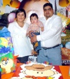 07032009 Valentina Castro Velasco apagó las tres velitas de su pastel de cumpleaños.