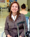11032009 Beatriz Martínez momentos antes de abordar su avión que la llevaría al Distrito Federal.
