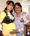 12032009 La futura mamá en la compañía de la señora Enriqueta Escalera de Coronado.