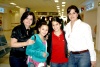 13032009 Marlene Juan Marcos, Maite Belausteguigoitia viajaron a México y fueron despedidas por sus mamás Lenis González y Cristina Giacomán.