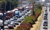 Casi medio centenar de camiones bloquean la autopista a Salamanca ocasionando un severo caos víal.