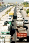 Agremiados de la Confederación Nacional de Transportistas Mexicanos bloquean los tramos carreteros de Alpuyeca, Jojutla, Cuautla y el libramiento a la autopista México-Cuernavaca en protesta por el alza en el precio del diesel.