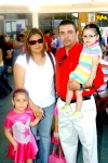 22032009 Patricia de Chavarría y Eduardo Chavarría junto a sus hijas Magaly, Mariana y Melissa Chavarría.