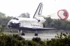 El Discovery descendió planeando a través de un cielo nublado y aterrizó en el puerto espacial de la NASA.