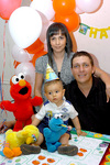 29032009 El pequeño festejado junto a sus papás Artemiza y Jaime Quiñones.