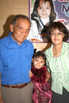 30032009 La cumpleañera junto a sus abuelitos Carlos y Juana Alicia González.