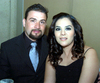 02042009 Isaías y Cristina Millán, disfrutaron del banquete de bodas.