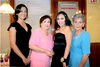 03042009 Zaira acompañada por las anfitrionas de su fiesta prenupcial: María Esther Ramírez de Milán y Ana María Salazar Rauda de Rodríguez.