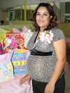 04042009 Claudia González recibió lindos regalos para el bebé que espera.