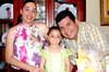 05042009 Paulina Gisell festejando su cumpleaños acompañada por sus papás Paul Iván Lozano Martínez y Claudia Hinojosa Góngora.