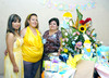 05042009 Azucena Anahí junto a las organizadoras de su fiesta de canastilla, Carmen Elvira Limón Rodríguez y Lirio Lucio Limón.