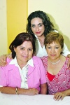 29032009 Edith Martínez de Meza junto a las organizadoras de su fiestya de canastilla: Rosa Oralia Flores e Irma Vargas de Meza.